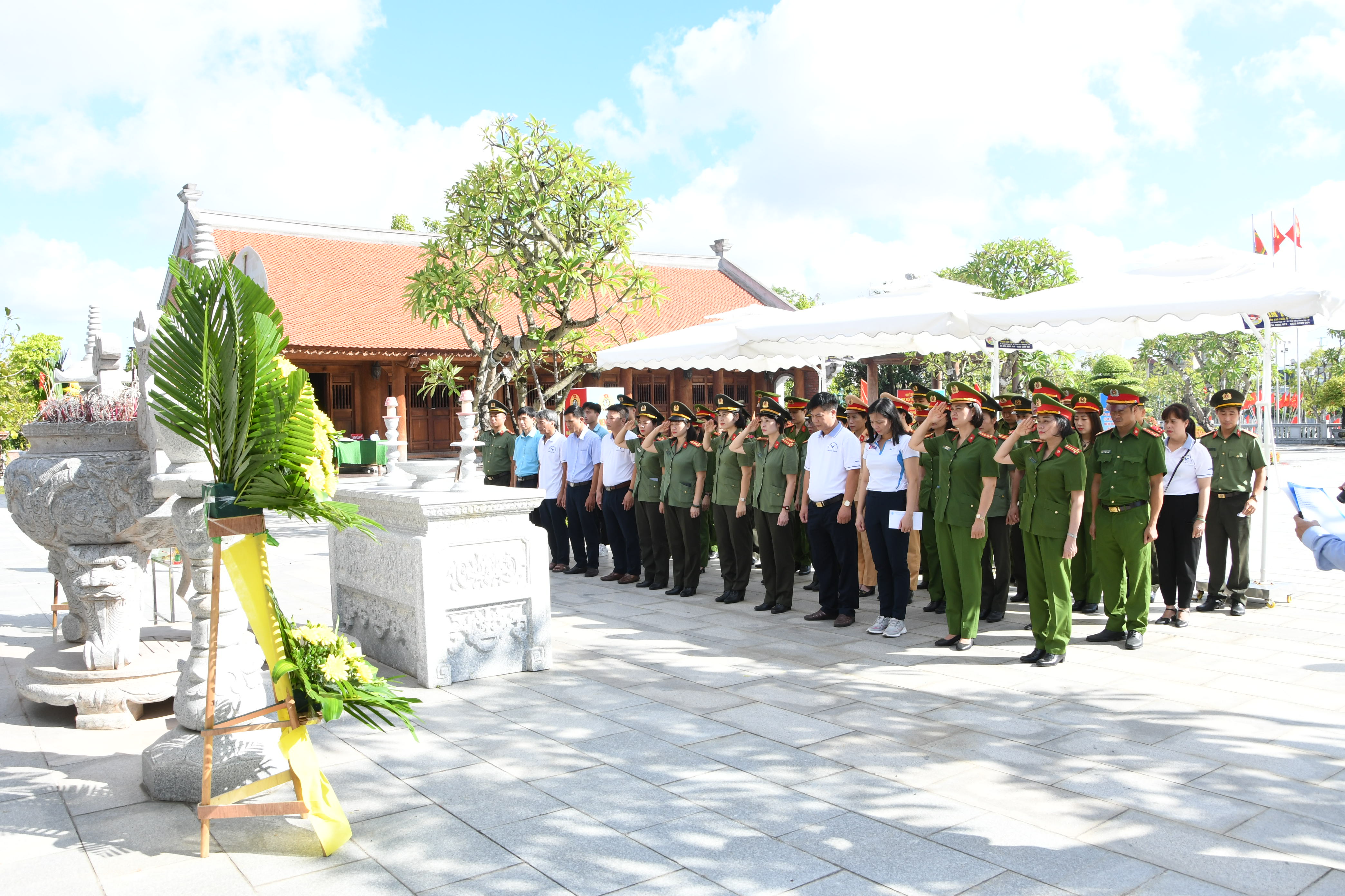 Công đoàn CATP: Dâng hương tại đền liệt sỹ Nguyễn Đức Cảnh và di tích Bến K15 Đồ Sơn tri ân các anh hùng, liệt sĩ